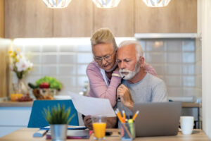 Sstk_2122309589-CplUsingLaptop_4cHR